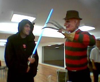 Eu, a direita caracterizado como Freddy krueger...lutando com um JEDI ! :-P