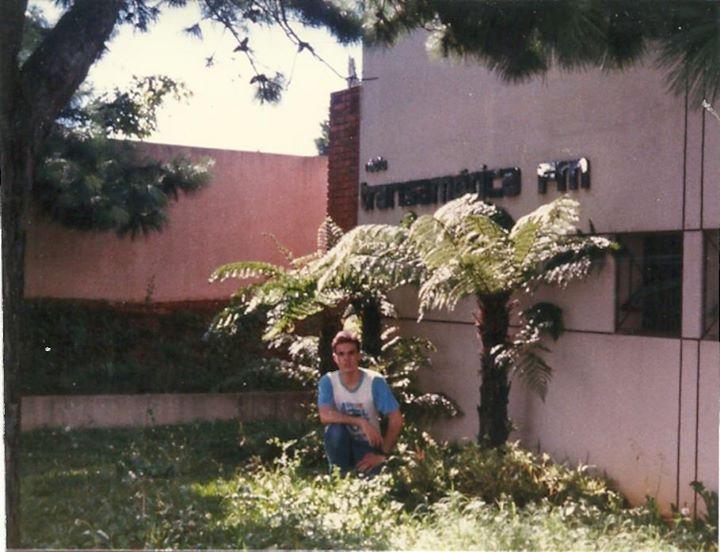 Eu em Frente ao Prédio da Rádio Transamérica. Ctba - 1989.
