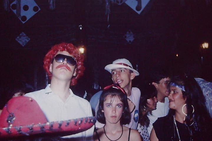 Eu...De Tim Tones. E Podem correr a sa-co-liii-nhaaa...! Carnaval em Poço Fundo. Sei lá que ano. :-P