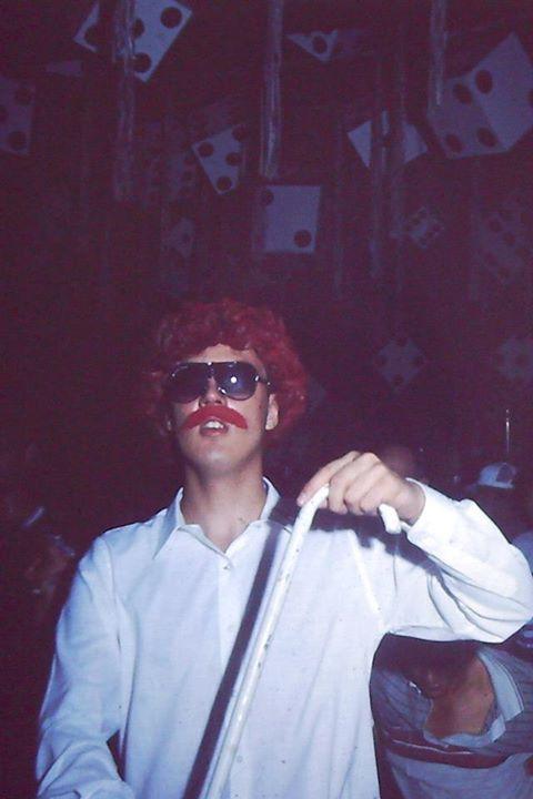 Eu...De Tim Tones. E Podem correr a sa-co-liii-nhaaa...! Carnaval em Poço Fundo. Sei lá que ano. :-P